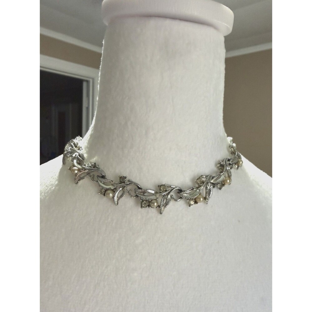 Vintage White Enamel Flower Leaf Choker Necklace Silver Tone Mid Century 1950s
